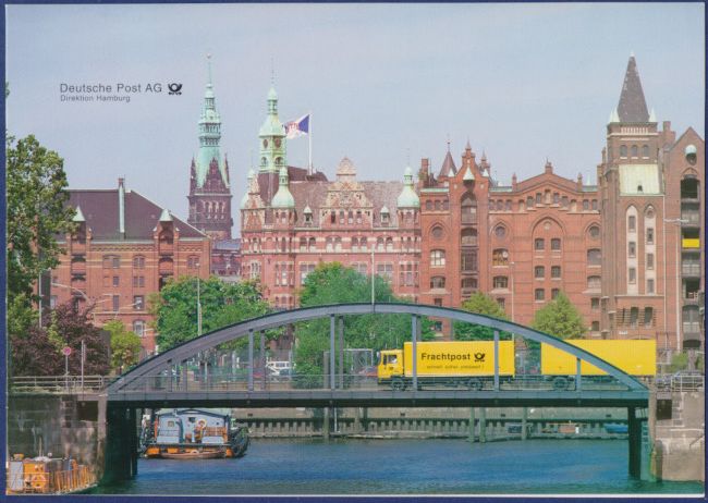 Hamburger Stadtansicht mit einem LKW des Post Frachtdienstes auf einer Brücke.
